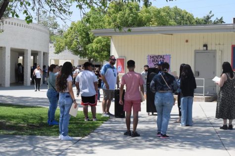 Incoming freshman students tour La Sierra while Mr. Schwandt, one of the assistant principals, plays music and directs students on where to go.