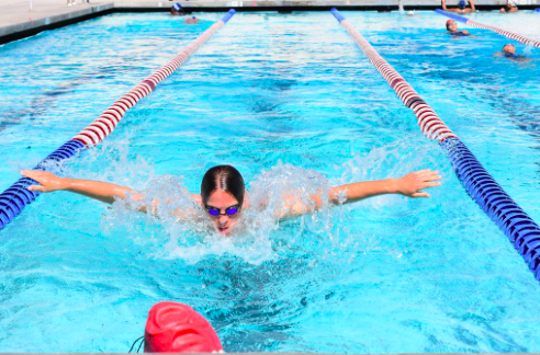 Junior Jason Gilicze comes up for air after finishing a lap. 