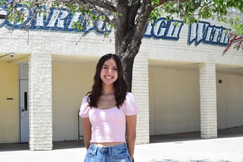 Senior Jade De La Tejera is one of our award receiving winners who received their award from the English Department. She says, “I am very thankful and happy for receiving an award from the English Department from an amazing teacher.”