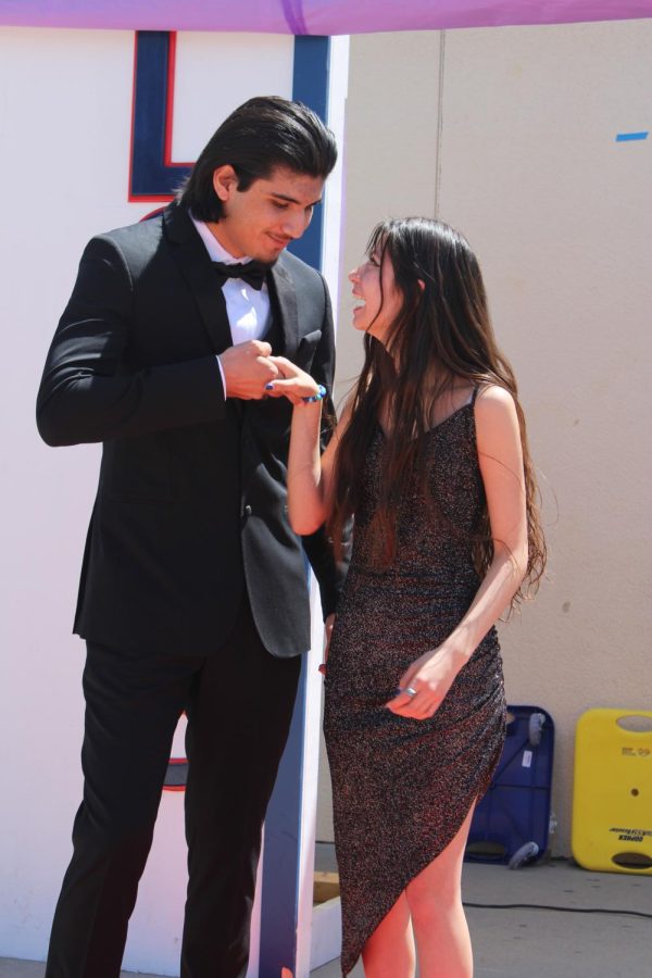 Emmanuel Arriero met his escort Destiny Lopez to accompany her for the red carpet 